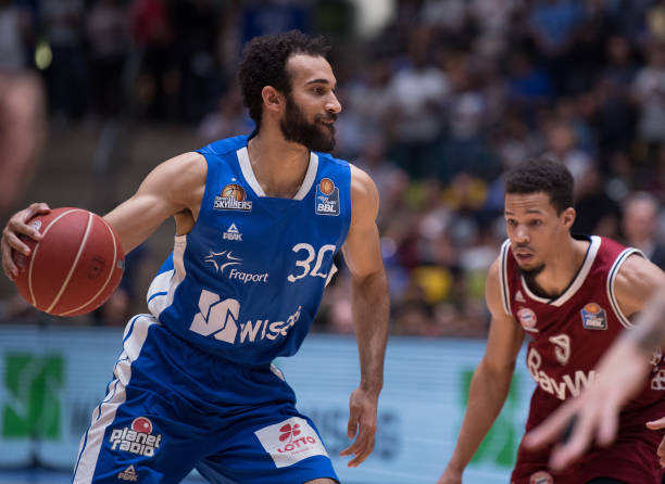 后卫在面对 后卫在面对