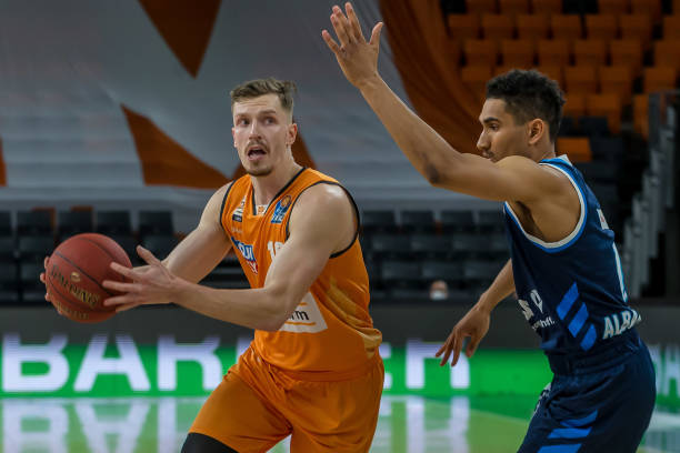 与进攻之间 与进攻之间