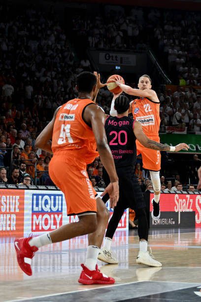 维金斯首次正面回应加盟湖人，怒斥莱利太过分，期待携手东契奇冲击总冠军