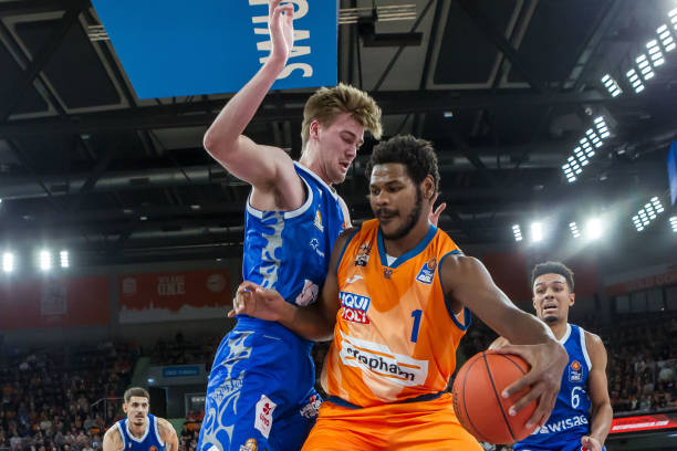 战广岛三箭前路易斯晒照：最后一舞；球员与申花合同月底到期